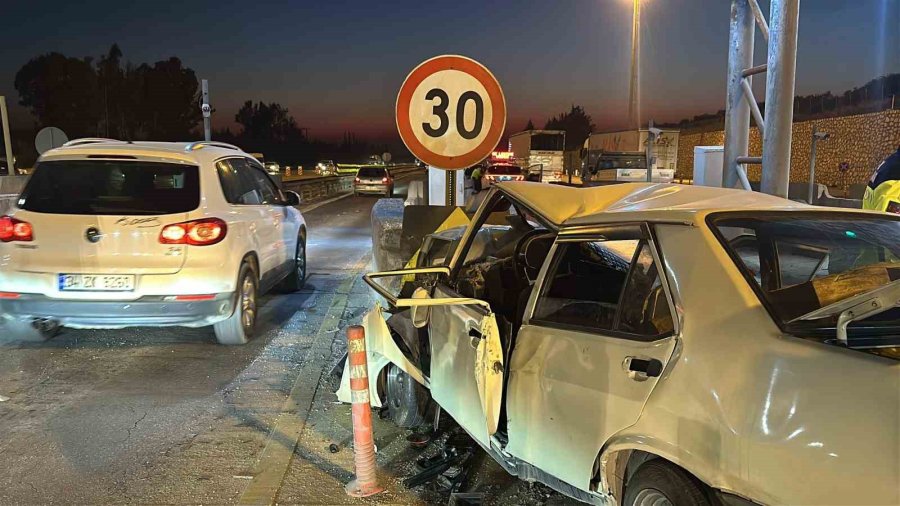 Mersin’de Otomobil Otoyol Gişelerinde Beton Bariyerlere Çarptı: 2 Ölü, 5 Yaralı