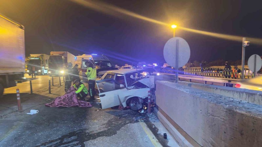 Mersin’de Otomobil Otoyol Gişelerinde Beton Bariyerlere Çarptı: 2 Ölü, 5 Yaralı