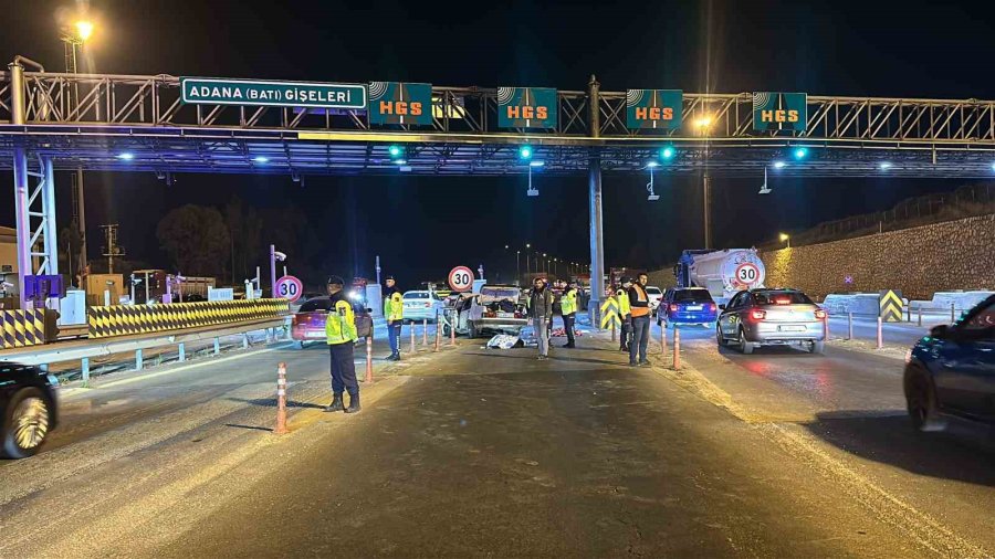 Mersin’de Otomobil Otoyol Gişelerinde Beton Bariyerlere Çarptı: 2 Ölü, 5 Yaralı