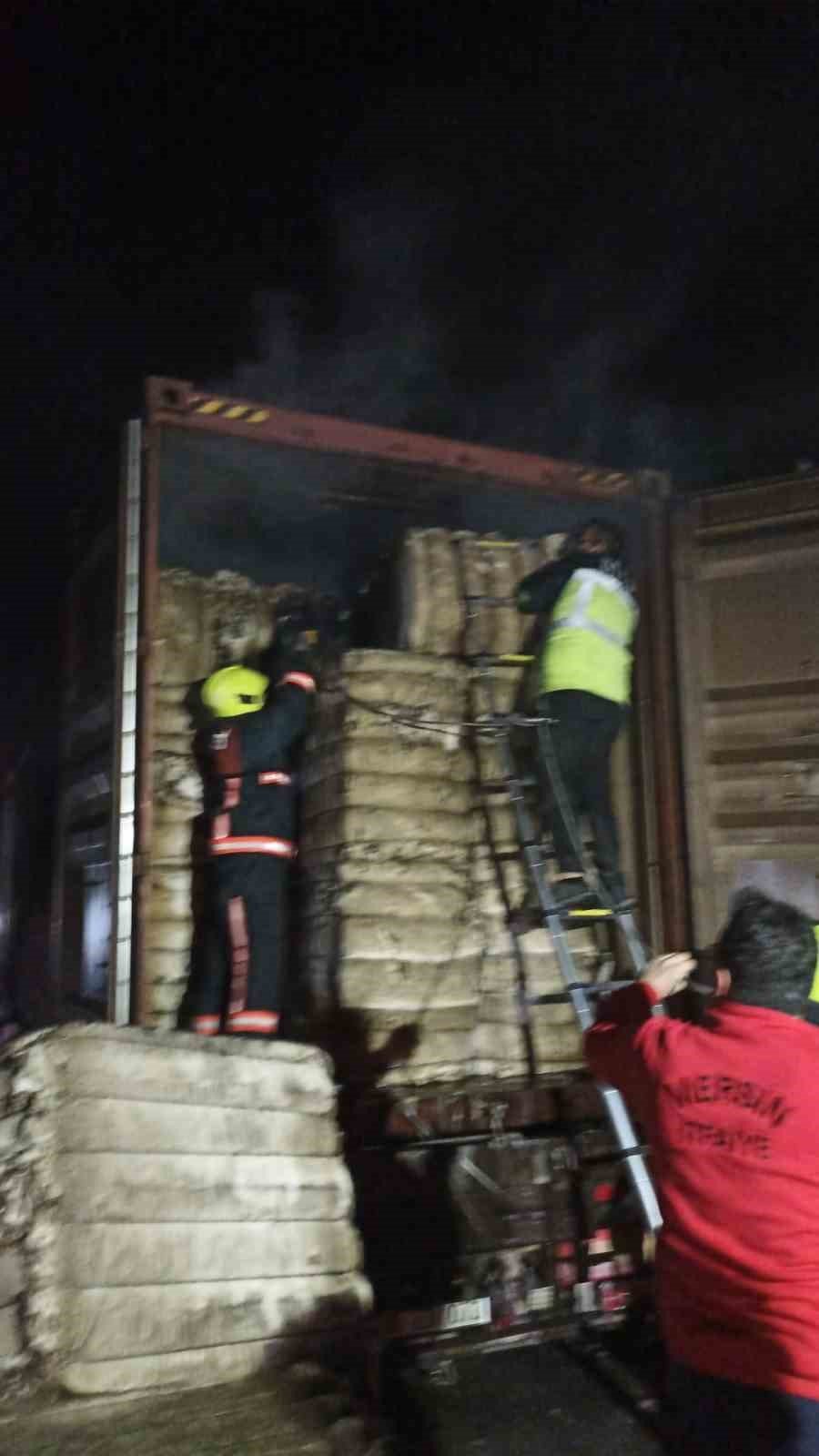 Mersin’de Pamuk Yüklü Tırda Yangın