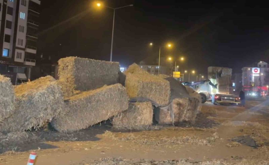 Aksaray’da Tırdaki Saman Balyaları Yola Savruldu