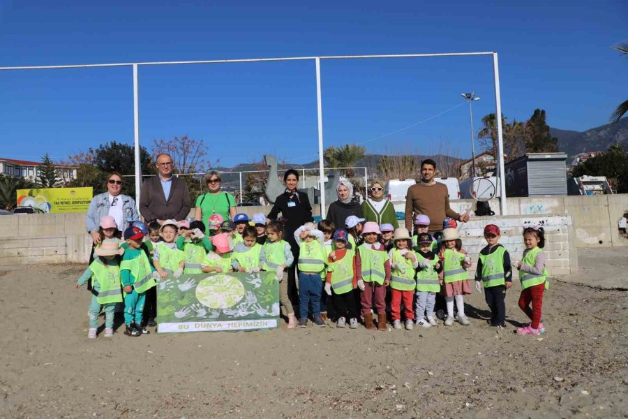 Alanya Belediye Başkanı Özçelik, Çocuklar İle Sahili Temizledi