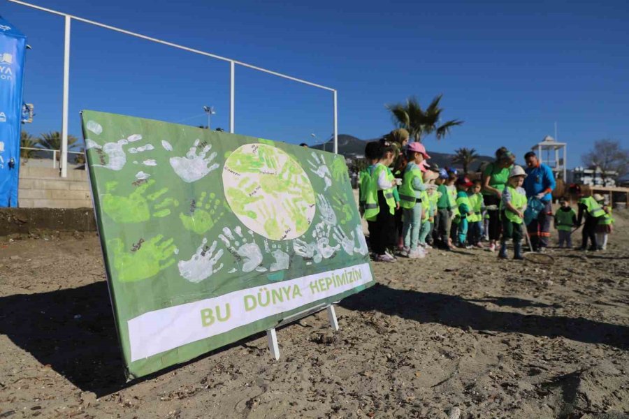 Alanya Belediye Başkanı Özçelik, Çocuklar İle Sahili Temizledi