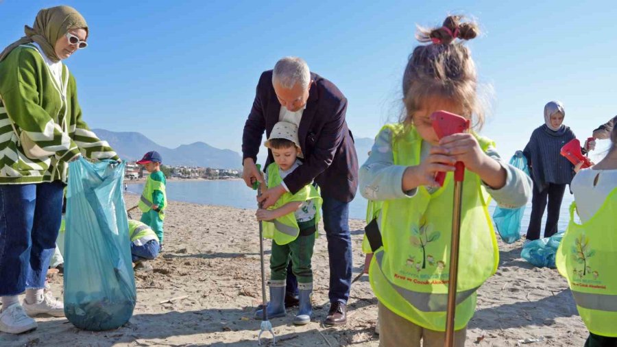 Alanya Belediye Başkanı Özçelik, Çocuklar İle Sahili Temizledi