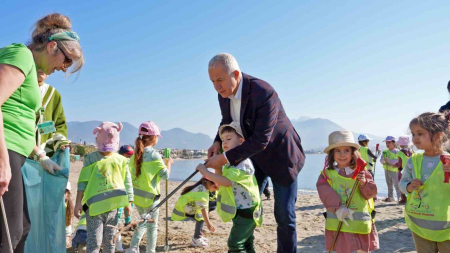 Alanya Belediye Başkanı Özçelik, Çocuklar İle Sahili Temizledi