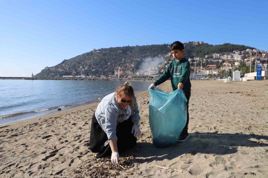 Alanya Belediye Başkanı Özçelik, Çocuklar İle Sahili Temizledi