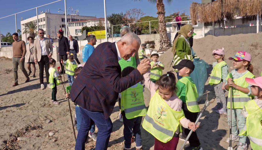 Alanya Belediye Başkanı Özçelik, Çocuklar İle Sahili Temizledi