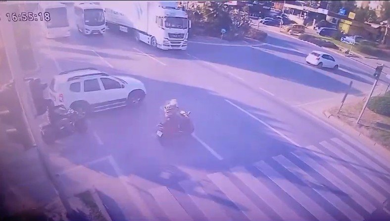 Kırmızı Işıkta Geçen Tıra Çarpıp Ölümden Dönen Motosiklet Sürücüsü Güvenlik Kamerasında