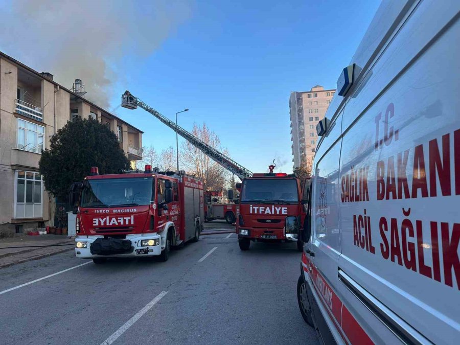 Çatıda Çıkan Yangın Ekipler Tarafından Söndürüldü