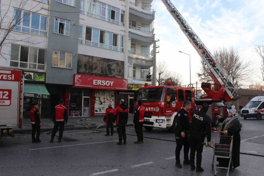 4 Katlı Binada Yangın: Vatandaşlar Kurtarılmayı Bekliyor