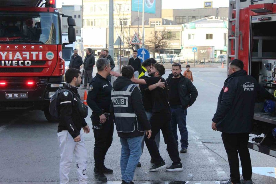 4 Katlı Binada Yangın: Vatandaşlar Kurtarılmayı Bekliyor