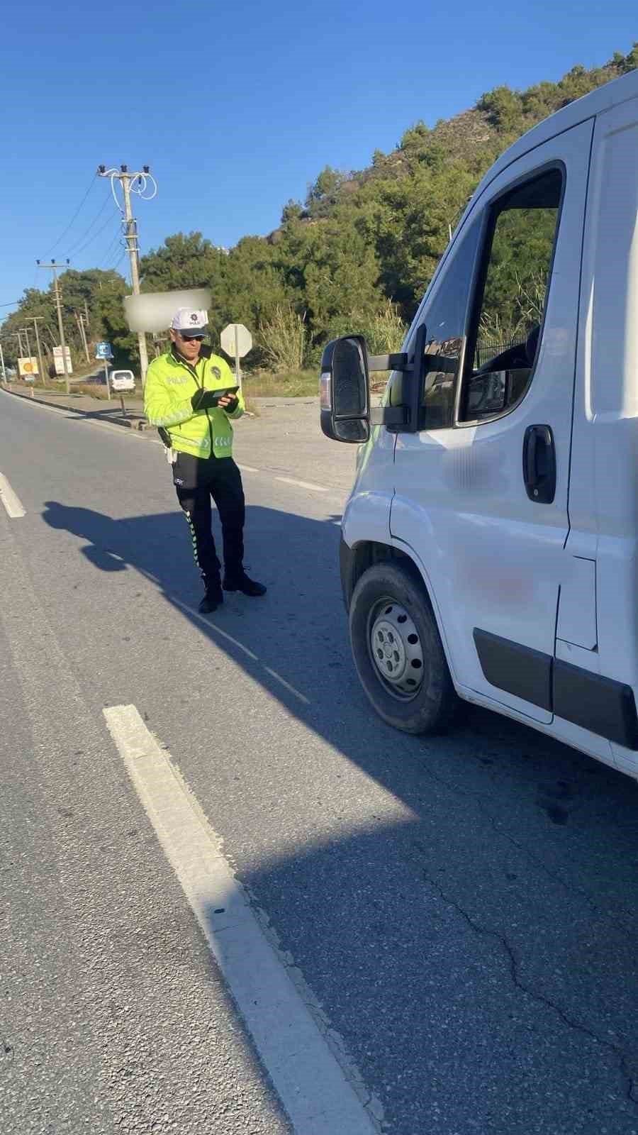 Antalya’da Son 1 Haftada 61 Bin Araç Denetlendi, 16 Bin Sürücüye Ceza Kesildi