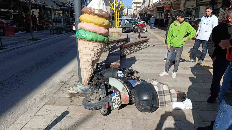 Kaldırıma Çıkıp Dondurma Külahı Reklam Panosuna Çarpan Motosikletli Yaralandı