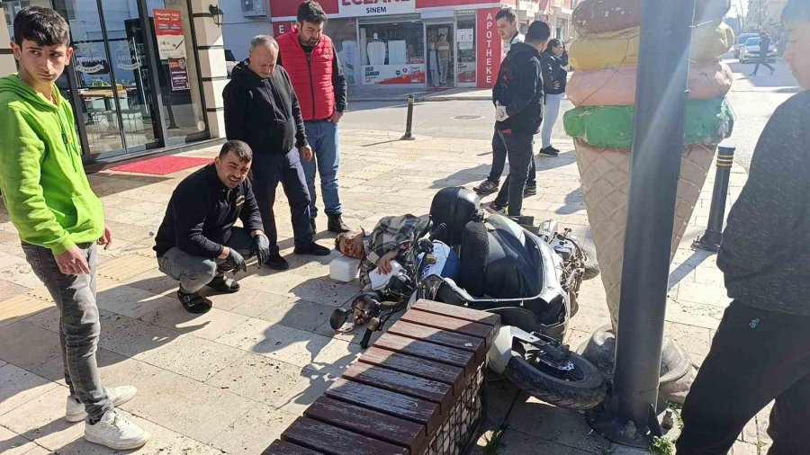 Kaldırıma Çıkıp Dondurma Külahı Reklam Panosuna Çarpan Motosikletli Yaralandı