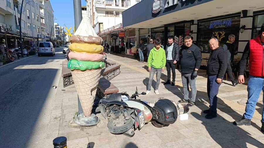 Kaldırıma Çıkıp Dondurma Külahı Reklam Panosuna Çarpan Motosikletli Yaralandı