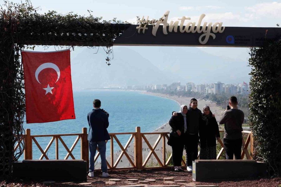 Antalya’da Yazdan Kalma Günler Yaşanıyor