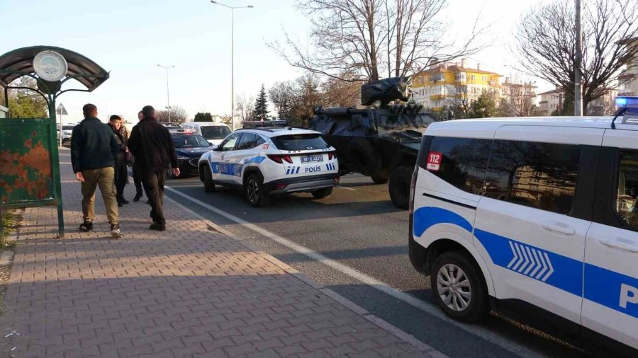 Husumetli Gruplar Arasında Karakol Çıkışında Silahlı Kavga: 4 Yaralı