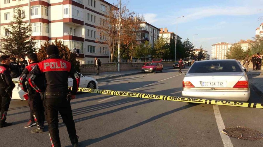 Husumetli Gruplar Arasında Karakol Çıkışında Silahlı Kavga: 4 Yaralı