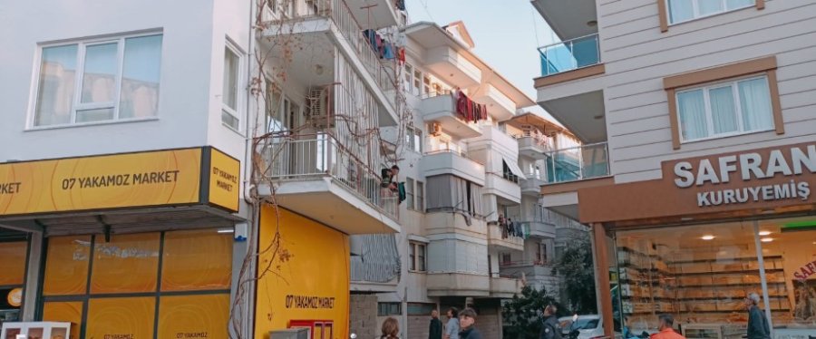 Evindeki Camları Kırdı, Kendisine Zarar Vermek İsterken Balkonda Yakalandı