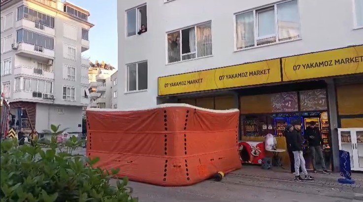 Evindeki Camları Kırdı, Kendisine Zarar Vermek İsterken Balkonda Yakalandı