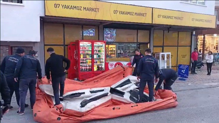 Evindeki Camları Kırdı, Kendisine Zarar Vermek İsterken Balkonda Yakalandı