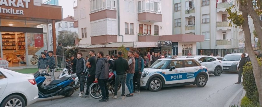 Evindeki Camları Kırdı, Kendisine Zarar Vermek İsterken Balkonda Yakalandı