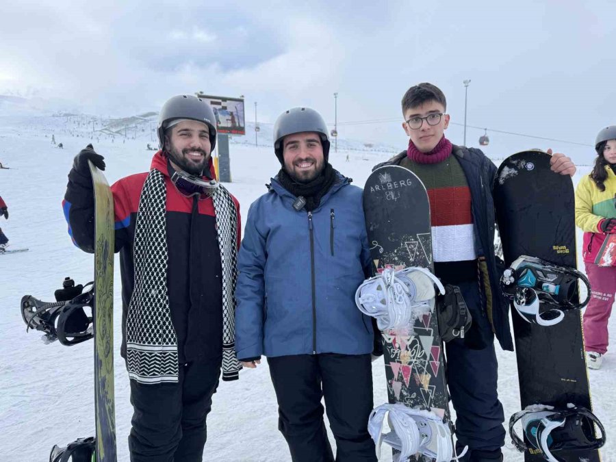 Başkan Büyükkılıç, Erciyes’te Kayak Tutkunlarıyla Buluştu