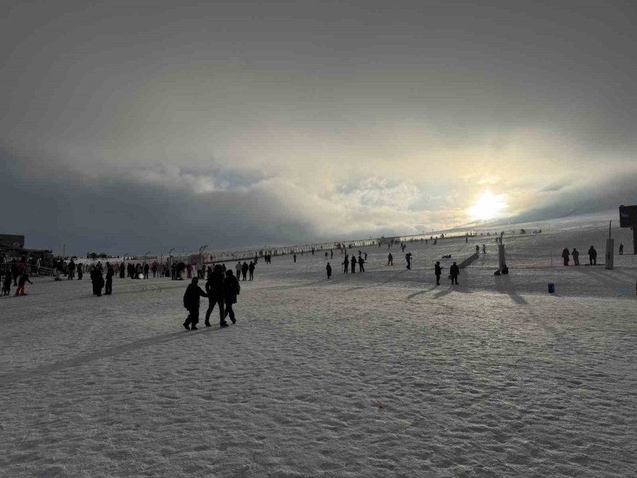 Başkan Büyükkılıç, Erciyes’te Kayak Tutkunlarıyla Buluştu