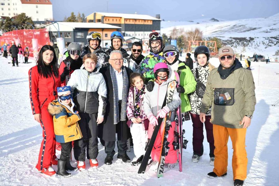 Başkan Büyükkılıç, Erciyes’te Kayak Tutkunlarıyla Buluştu