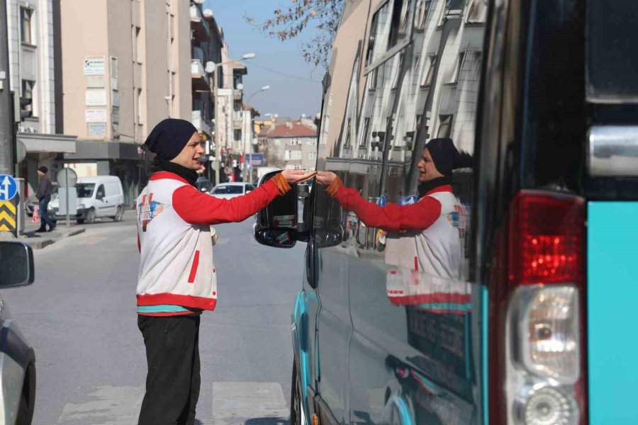 Kanaatkar Dilenci, Anlık Yaşıyor