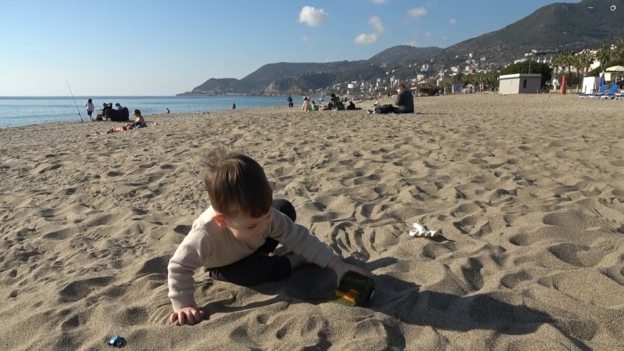 Alanya’da Sıcaklıklar 20 Derecenin Üzerine Çıktı, Plajlar Doldu