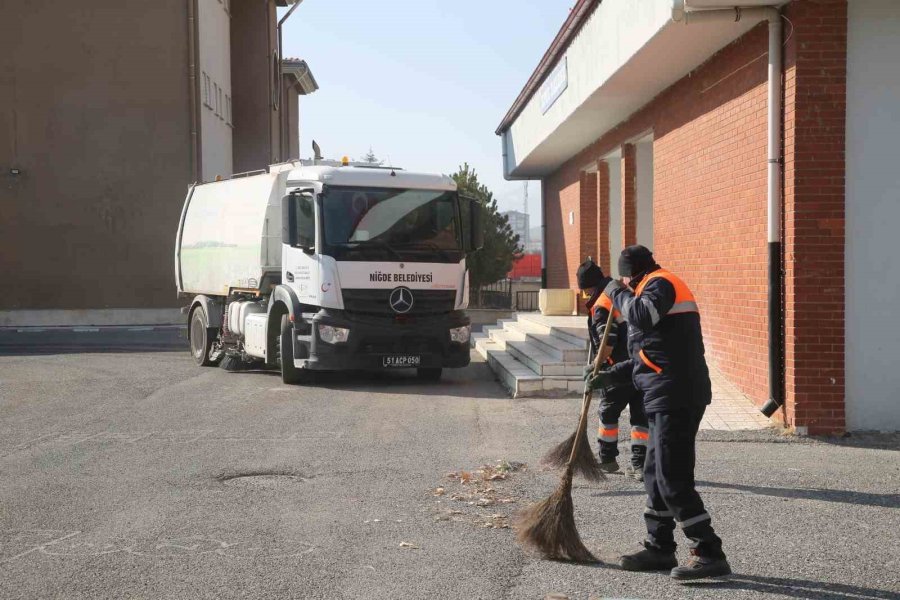 Niğde Belediyesi’nden Okul Bahçelerinde Temizlik Seferberliği