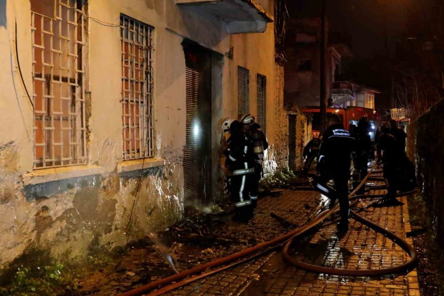 Antalya’da 150 Yıllık Tarihi Ev Alev Alev Yandı, Mahalleli Sokağa Döküldü