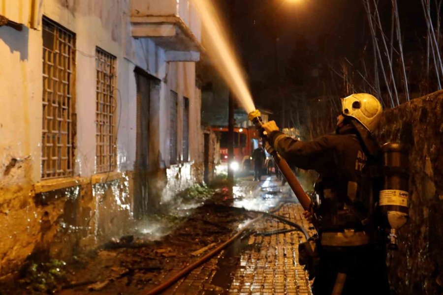 Antalya’da 150 Yıllık Tarihi Ev Alev Alev Yandı, Mahalleli Sokağa Döküldü