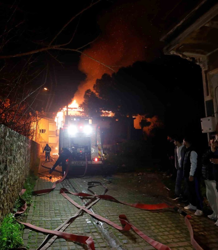 Antalya’da 150 Yıllık Tarihi Ev Alev Alev Yandı, Mahalleli Sokağa Döküldü