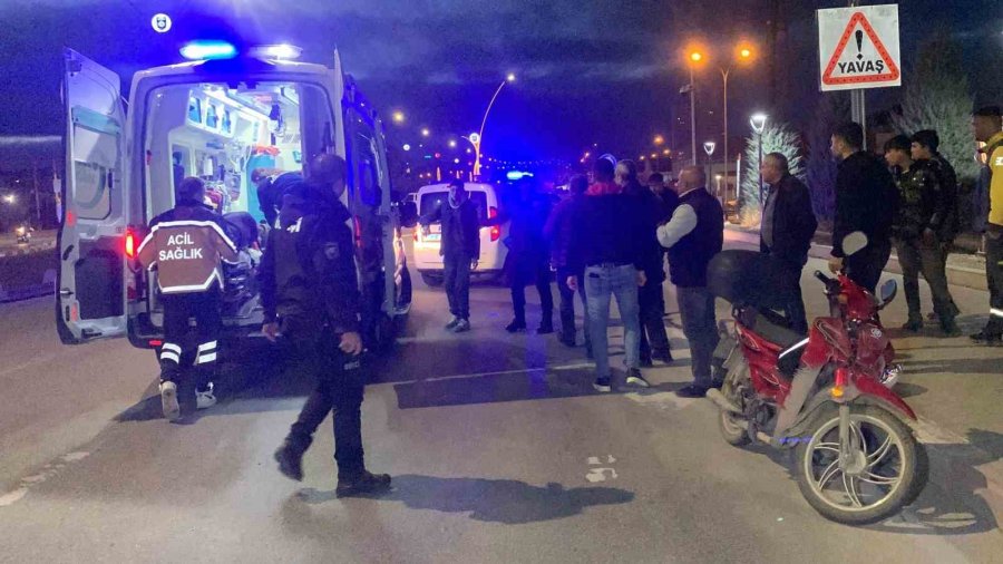 Karaman’da Yolun Karşısına Geçmeye Çalışan Yayaya Motosiklet Çarptı: 2 Yaralı