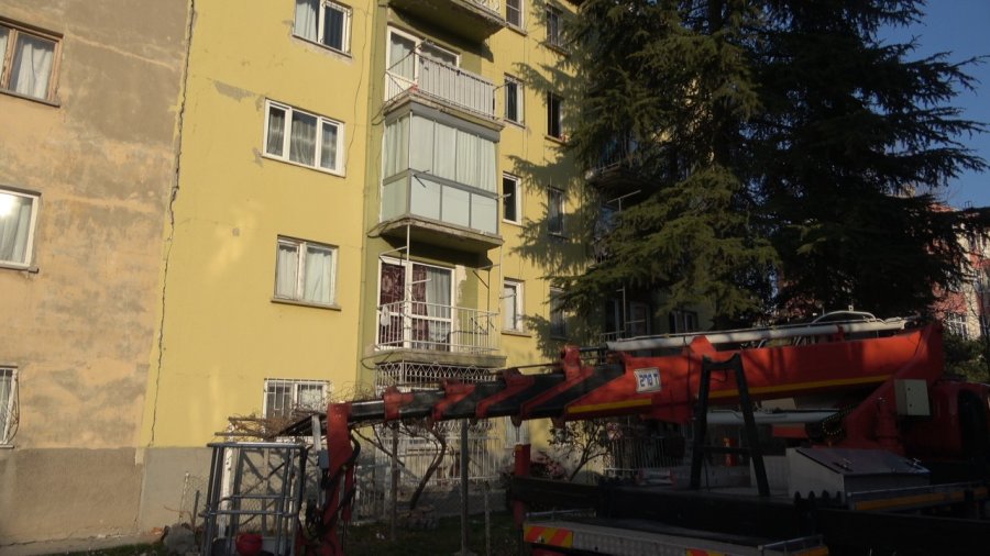 Konya’da 5 Katlı Apartman Çökme Riskine Karşı Boşaltıldı