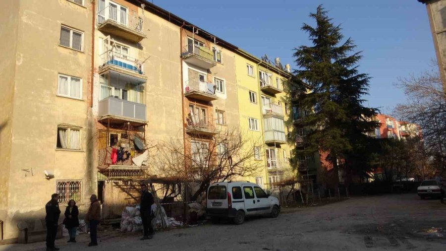 Konya’da 5 Katlı Apartman Çökme Riskine Karşı Boşaltıldı