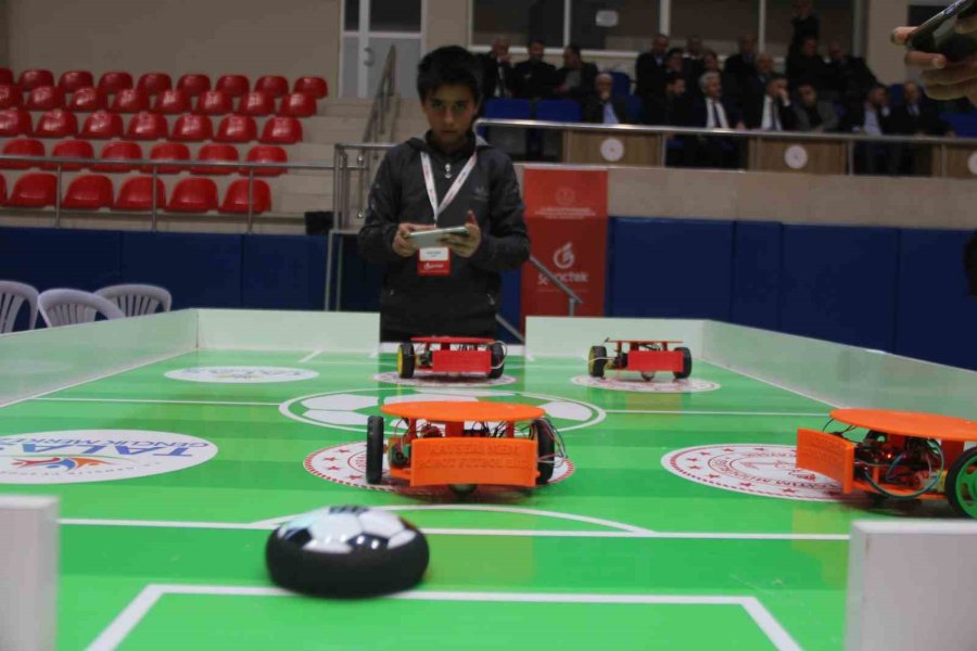 Öğrenciler, Futbol Oynayan Robotlar Geliştirdi