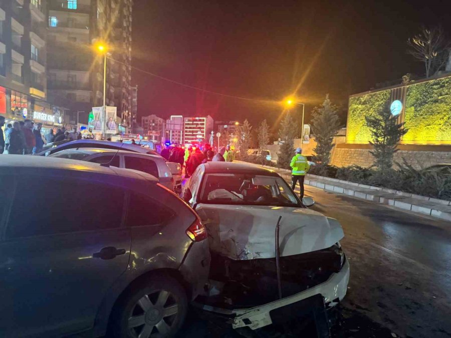 Niğde’de Zincirleme Trafik Kazası: 4 Yaralı