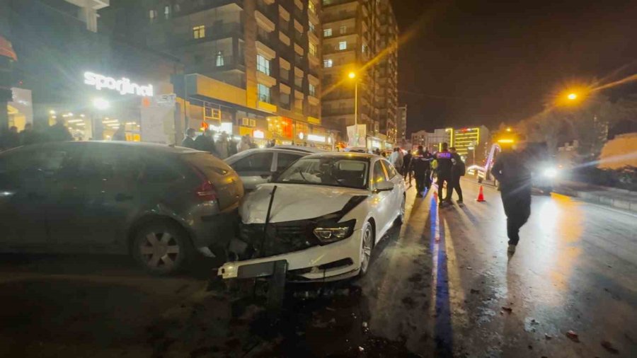 Niğde’de Zincirleme Trafik Kazası: 4 Yaralı