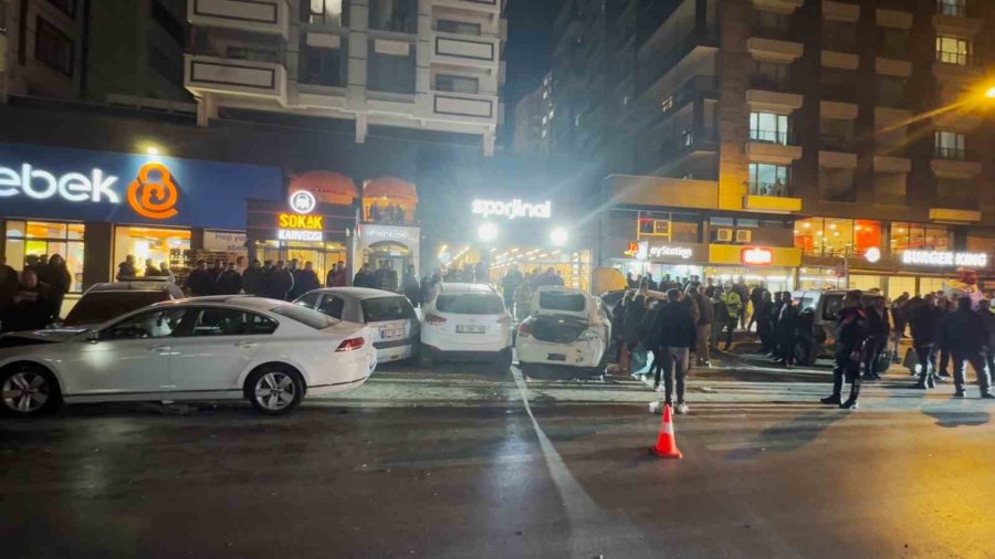 Niğde’de Zincirleme Trafik Kazası: 4 Yaralı