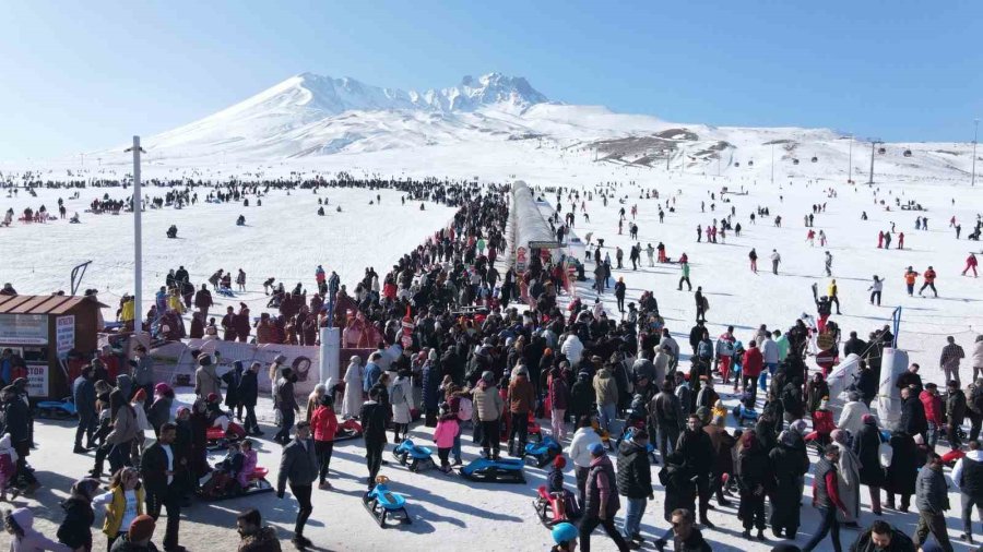 Sömestirin Son Hafta Sonunda Erciyes’te Adım Atacak Yer Kalmadı