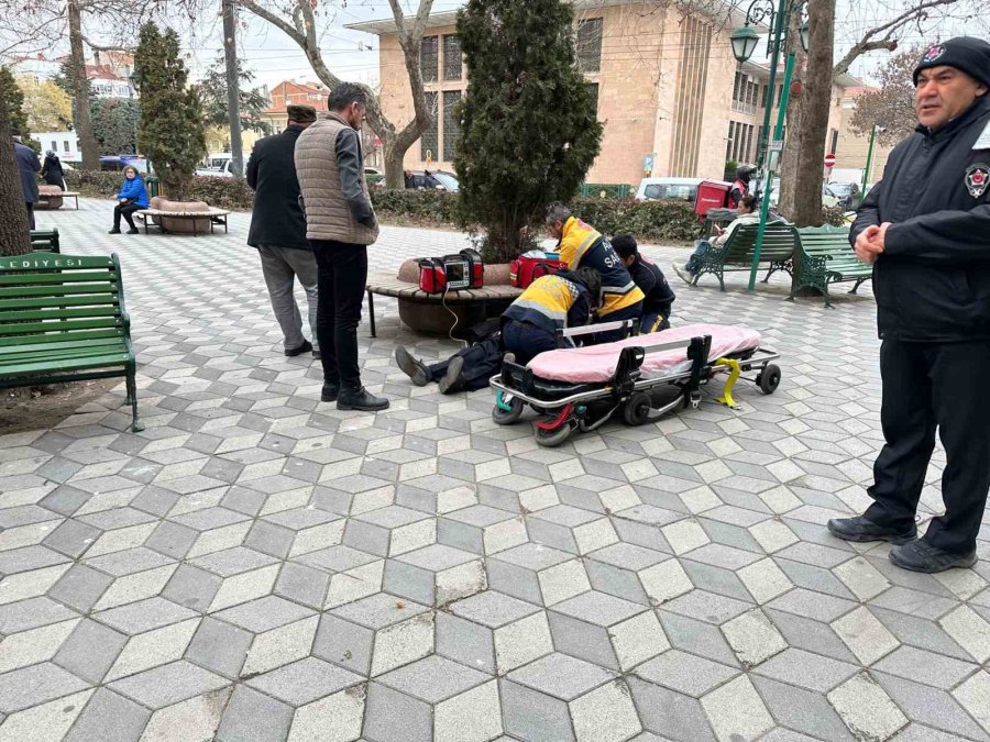 Sokakta Fenalaşan Ve Kalp Masajı İle Hayata Döndürülen Şahıs, Hayatını Kaybetti