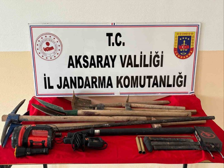 Jandarma Definecileri Kazdıkları Kuyudan İple Çekerek Çıkardı