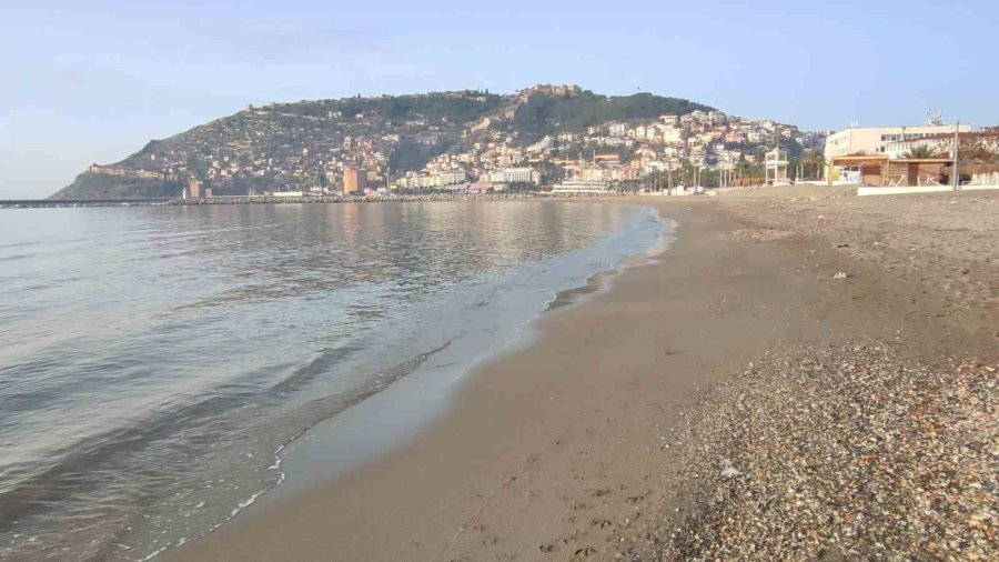 Alanya’da Deniz Suyu 7-8 Metre Çekildi