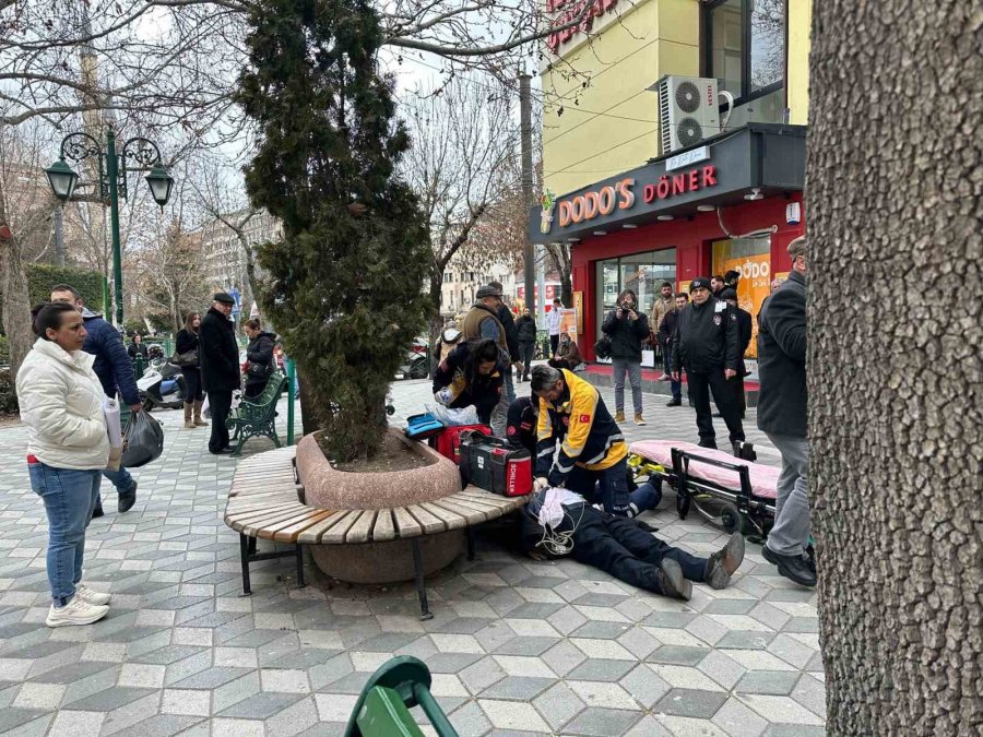 Sokakta Fenalaşan Ve Kalp Masajı İle Hayata Döndürülen Şahıs, Hayatını Kaybetti