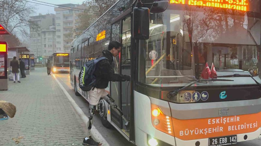 Protez Bacaklarıyla 9 Yıldır Gittiği Havuzda Şampiyonluklara Kulaç Attı