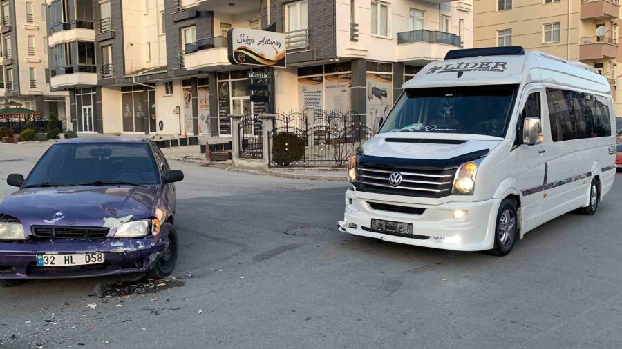 Karaman’da Okul Servisi İle Otomobil Çarpıştı: 1 Yaralı