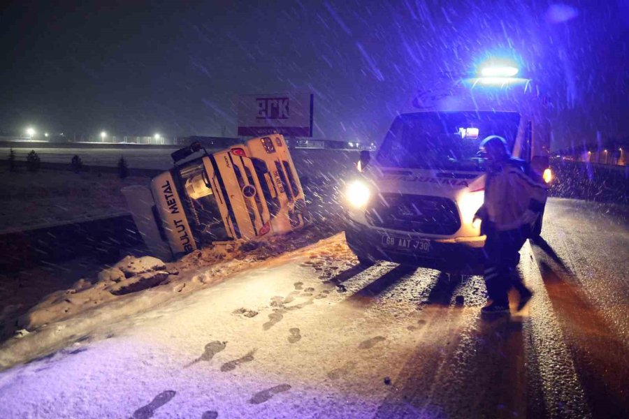 Buzlu Yolda Kayan Tır Şarampole Devrildi: 1 Yaralı